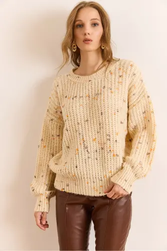 Kadın Kemik Renk Detaylı Yumuşak Detaylı Oversize Triko Kazak KZK-19000862-Kemik - OLALOOK (1)