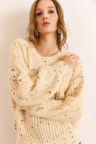 Kadın Kemik Renk Detaylı Yumuşak Detaylı Oversize Triko Kazak KZK-19000862-Kemik - 4