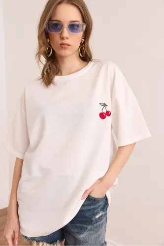 Kadın Kiraz Beyaz Nakışlı Rahat Kalıp 2 İp Tişört TSH-19000870 - Kiraz Beyaz 