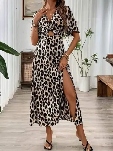 Kadın Kısa Kollu V Yakalı Beli Lastikli Yırtmaçlı Uzun Leopar Desenli Süprem Elbise - 4
