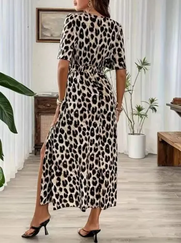 Kadın Kısa Kollu V Yakalı Beli Lastikli Yırtmaçlı Uzun Leopar Desenli Süprem Elbise - 5