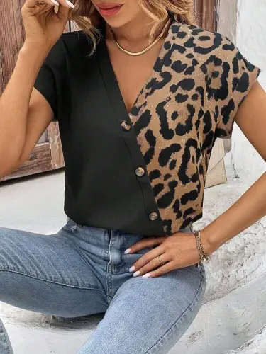 Kadın Kısa Kollu V Yakalı önden Düğmeli Leopar Desen Detaylı Viskon Bluz - 1