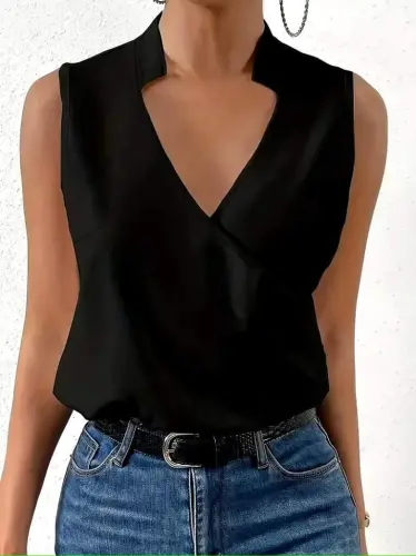 Kadın Kolsuz Hakim Yakalı Kalp Yaka Detaylı Sandy Bluz - BÜYÜKBEDENIZ (1)