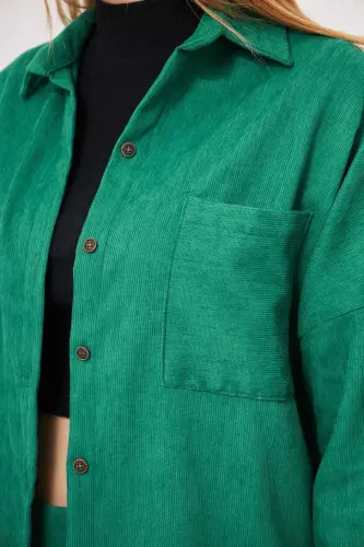 Kadın Koyu Yeşil Cepli Oversize İnce Fitilli Kadife Gömlek ARM-24K001076-Koyu Yeşil - 4