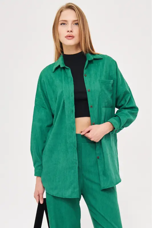 Kadın Koyu Yeşil Cepli Oversize İnce Fitilli Kadife Gömlek ARM-24K001076-Koyu Yeşil - ARMONIKA
