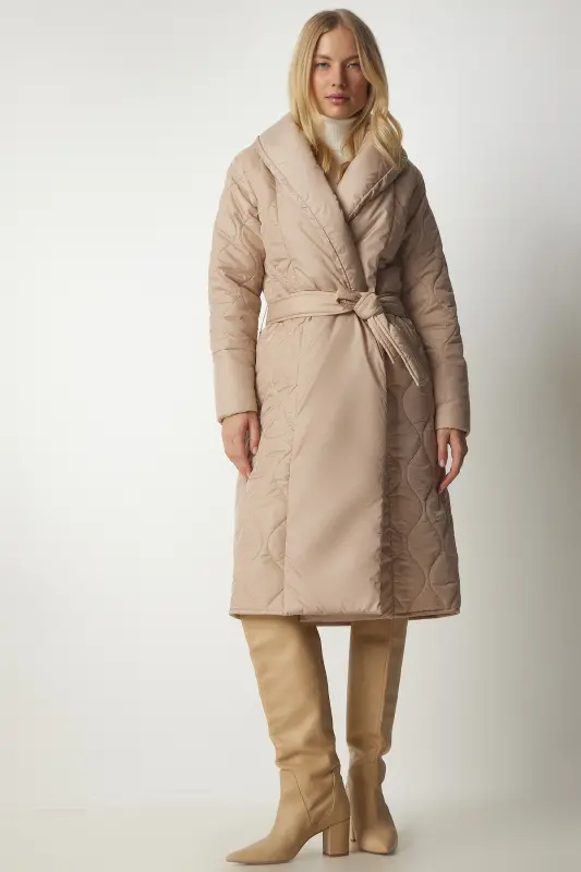 Kadın Krem Kuşaklı Şal Yaka Kapitone Kaban dz00089-Krem - HAPPINESS İSTANBUL