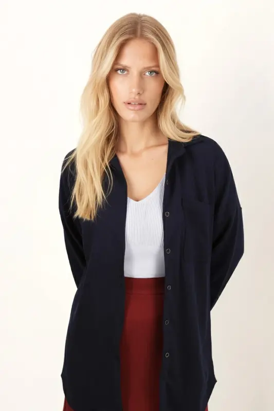 Kadın Lacivert Cepli Oversize İnce Fitilli Kadife Gömlek ARM-24K001076-Lacivert - 2