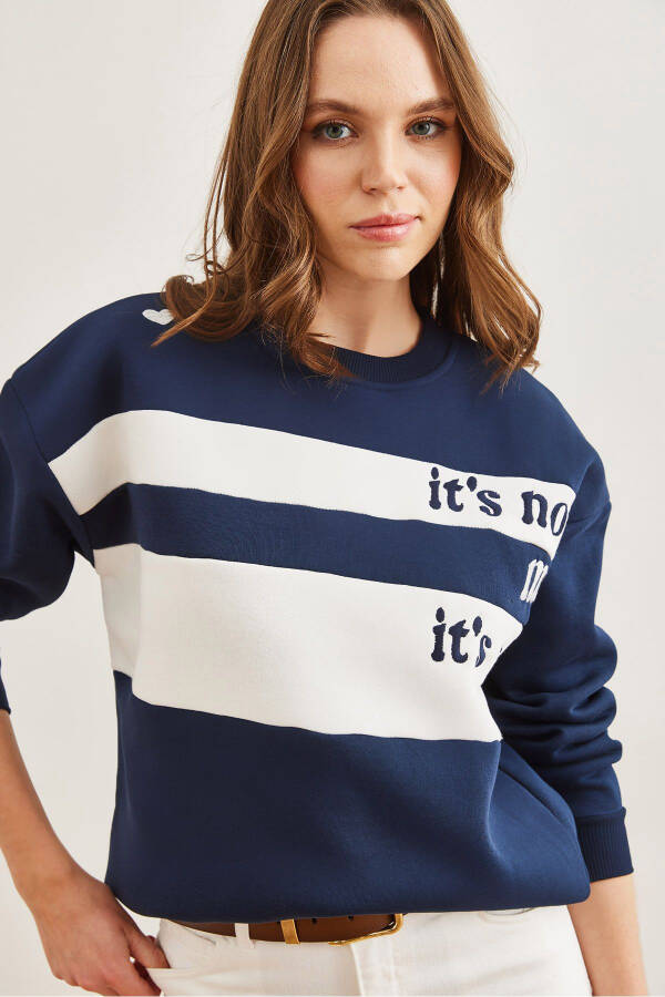 Kadın Lacivert Omuz Kalp Nakışlı Şardonlu Sweatshirt SWT-19000705 - Lacivert - 2