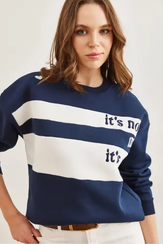 Kadın Lacivert Omuz Kalp Nakışlı Şardonlu Sweatshirt SWT-19000705 - Lacivert - OLALOOK (1)