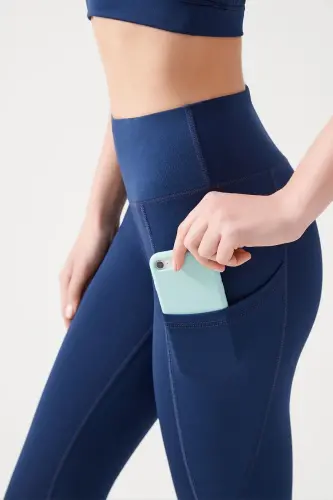 Marineblaue Capri-Leggings mit hoher Taille und glättenden Doppeltaschen unterhalb des Knies für Damen - Marineblau - 3