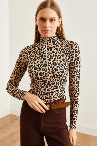 Kadın Leopar Bej Fermuarlı Balıkçı Yaka Likralı Bluz BLZ-19001155 - Leopar Bej - 4