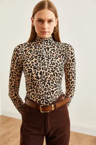 Kadın Leopar Bej Fermuarlı Balıkçı Yaka Likralı Bluz BLZ-19001155 - Leopar Bej - 5