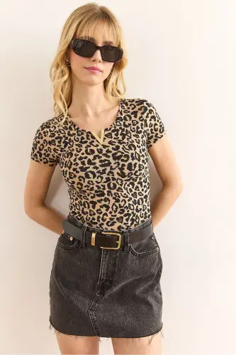 Kadın Leopar Bej V Metal Detaylı Esnek Pamuk Bluz BLZ-19002921 - Leopar Bej - 3