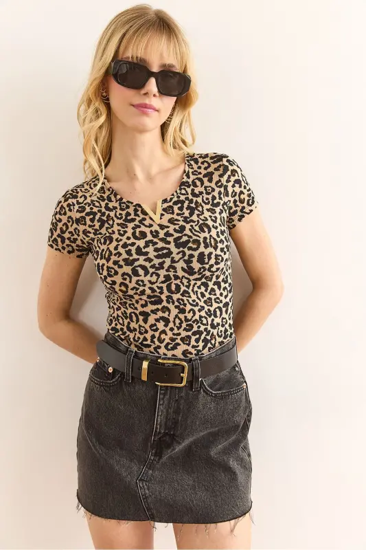 Kadın Leopar Bej V Metal Detaylı Esnek Pamuk Bluz BLZ-19002921 - Leopar Bej - 3