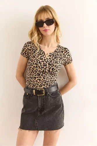 Kadın Leopar Bej V Metal Detaylı Esnek Pamuk Bluz BLZ-19002921 - Leopar Bej - 4