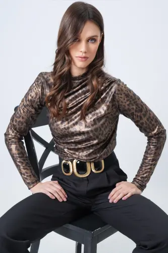 Kadın Leopar Dik Yaka Omzu Drapeli Gümüş Simli Bluz ALC-X11257-LEOPAR - TREND ALAÇATI STILI (1)