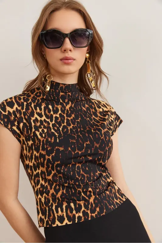 Kadın Leopar Siyah Dik Yaka Yarasa Crop Micro Bluz BLZ-19002873 - Leopar Siyah - 1
