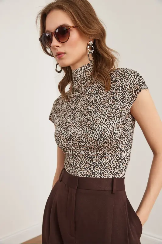 Kadın Leopar Taş Dik Yaka Yarasa Crop Micro Bluz BLZ-19002873 - Leopar Taş - 5