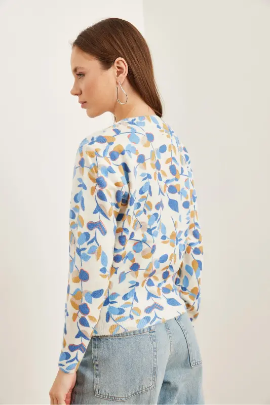 Kadın Mavi Çiçekli Bisiklet Yaka Desenli Yumuşak Dokulu Premium Triko Kazak KZK-19000611 - Mavi Çiçekli - 7