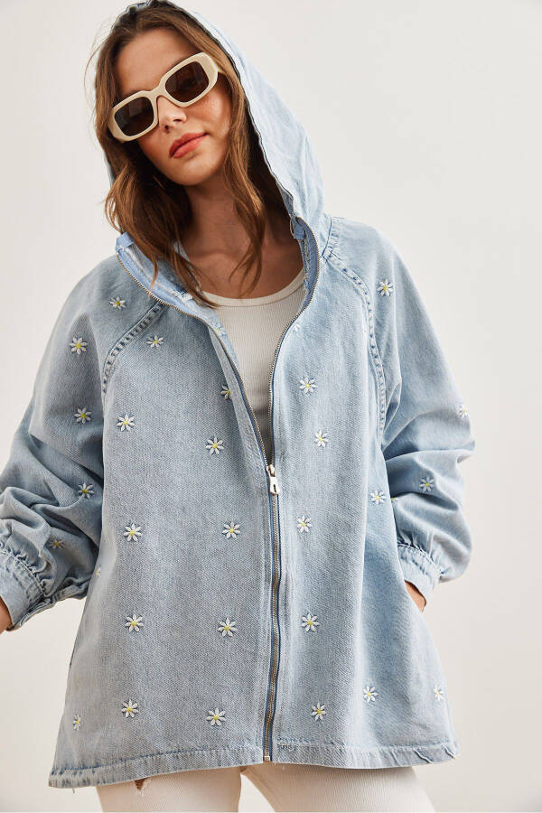 Kadın Mavi Fermuarlı Cepli Kapüşonlu Nakış Detaylı Denim Ceket CKT-19000380 - Mavi - 6