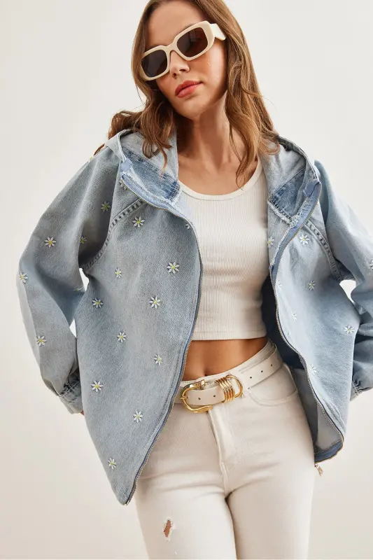 Kadın Mavi Fermuarlı Cepli Kapüşonlu Nakış Detaylı Denim Ceket CKT-19000380 - Mavi - 2