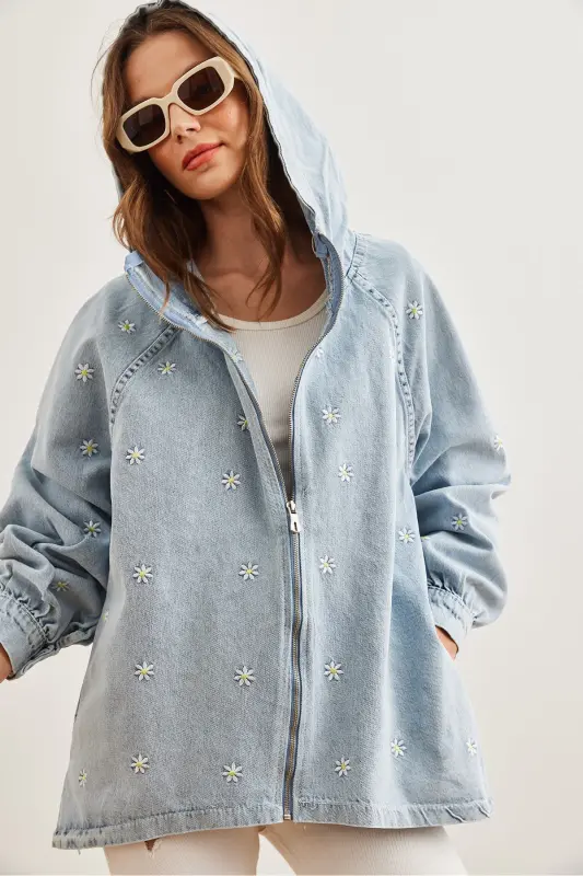 Kadın Mavi Fermuarlı Cepli Kapüşonlu Nakış Detaylı Denim Ceket CKT-19000380 - Mavi - 6