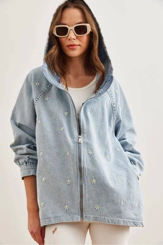 Kadın Mavi Fermuarlı Cepli Kapüşonlu Nakış Detaylı Denim Ceket CKT-19000380 - Mavi - 7