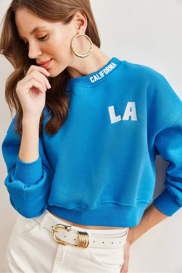 Kadın Mavi Yakası Nakış Detaylı Şardonlu Crop Kalın Sweatshirt SWT-19000660-Mavi - 4