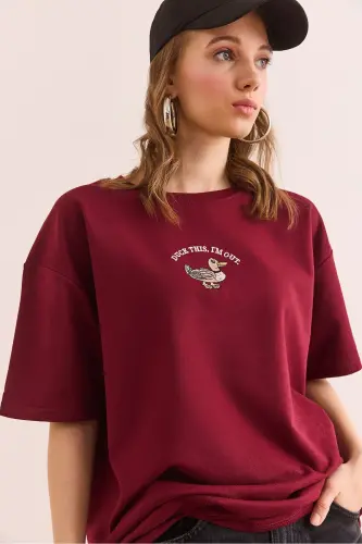 Kadın Ördek Bordo Nakış Detaylı Rahat Kalıp Tişört TSH-19000840 - Ördek Bordo - 4