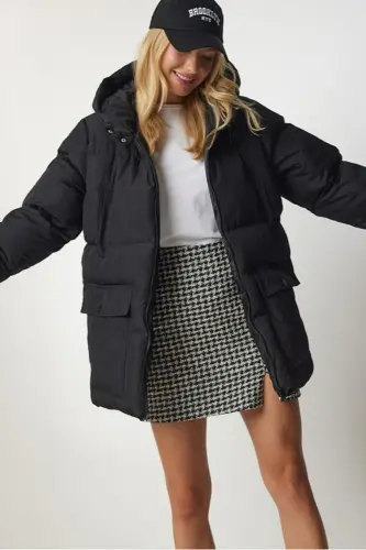 Kadın Oversize Şişme Mont Kapüşonlu - 4 Cep Detaylı Fermuarlı Kışlık Günlük Mont-Siyah4cp - 3