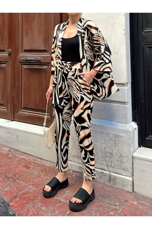 Damen-Set mit durchgehendem, entspannt geschnittenem, bedrucktem Kimono-Oberteil und Hose - schwarz und weiß - 6