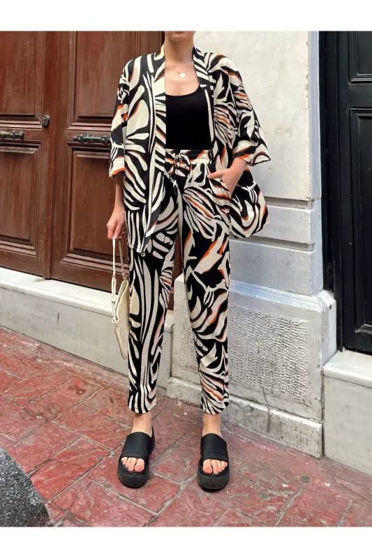 Damen-Set mit durchgehendem, entspannt geschnittenem, bedrucktem Kimono-Oberteil und Hose - schwarz und weiß - 8