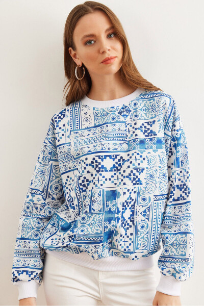 Kadın Patch Mavi Basic Yumuşak Dokulu Salaş Sweatshirt SWT-19000457-Patch Mavi 