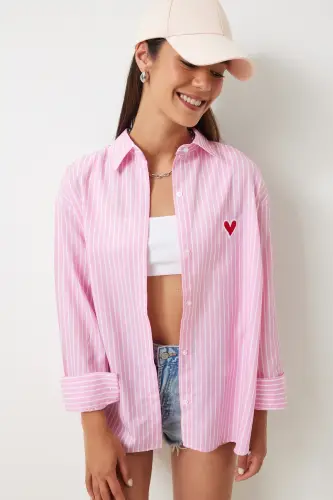 Kadın Pembe Beyaz Kalp Nakışlı Çizgili Oversize PoplinGömlek DX00016 - 3