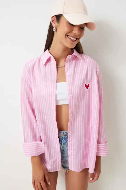 Kadın Pembe Beyaz Kalp Nakışlı Çizgili Oversize PoplinGömlek DX00016 - 3