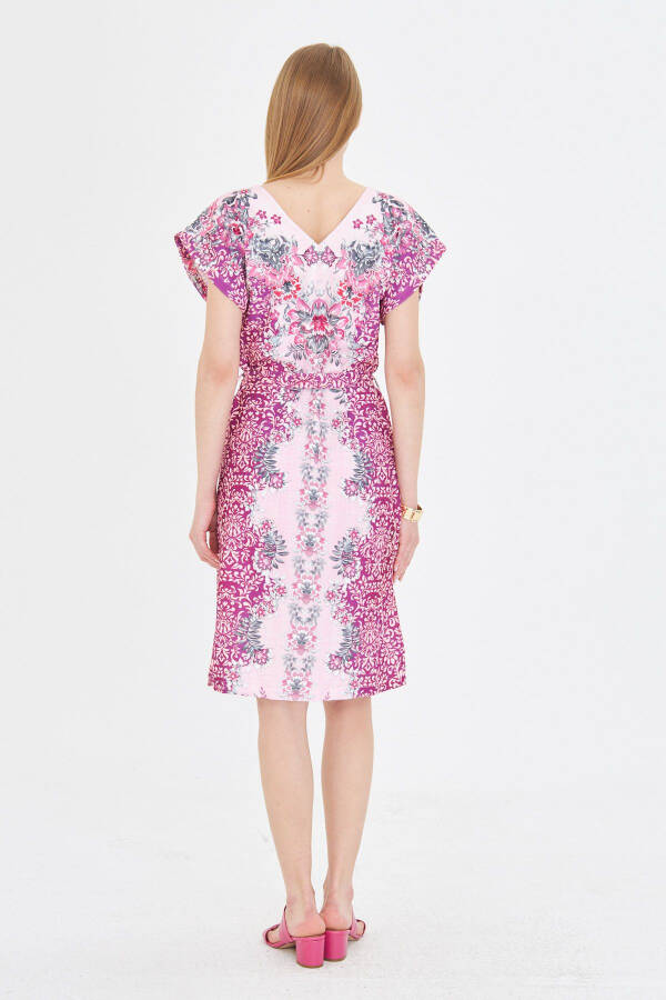 Kadın Pembe Ön Arka V Yaka Kuşaklı Desenli Elbise ARM-25Y001018-Pembe - 4