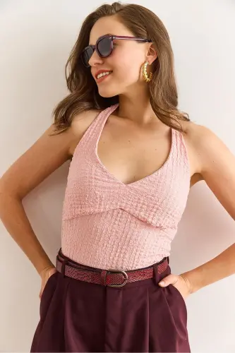 Kadın Pudra Halter Yaka Önü Astarlı Dokulu Crop Bluz BLZ-19003012-Pudra 