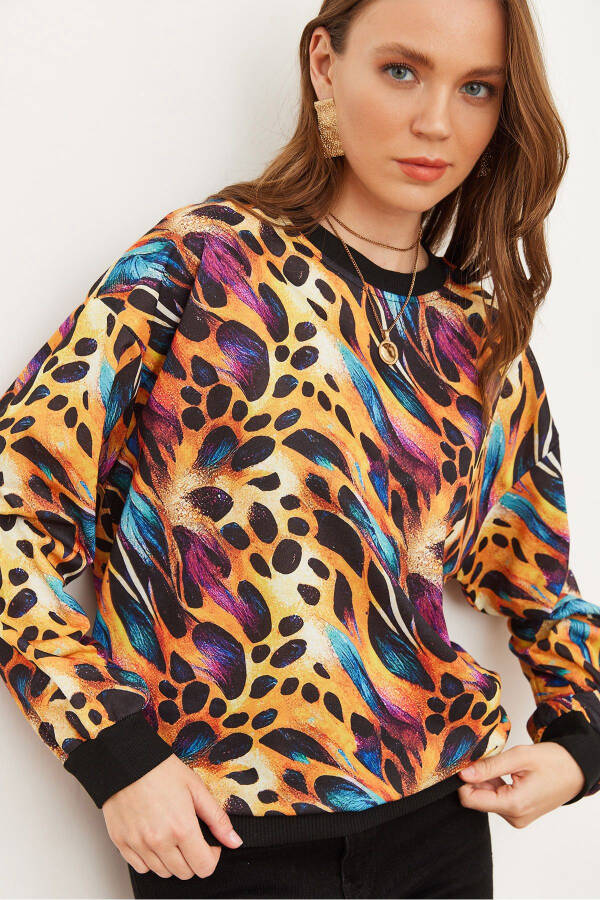 Kadın Renkli Leopar Basic Yumuşak Dokulu Salaş Sweatshirt SWT-19000457 - Renkli Leopar - 1