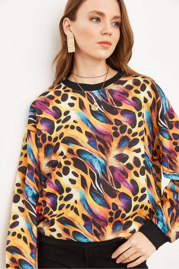 Kadın Renkli Leopar Basic Yumuşak Dokulu Salaş Sweatshirt SWT-19000457 - Renkli Leopar - 2