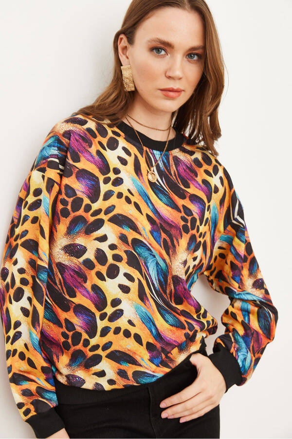 Kadın Renkli Leopar Basic Yumuşak Dokulu Salaş Sweatshirt SWT-19000457 - Renkli Leopar - 3
