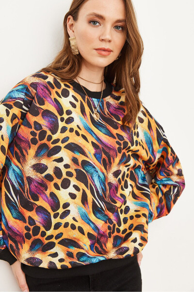Kadın Renkli Leopar Basic Yumuşak Dokulu Salaş Sweatshirt SWT-19000457 - Renkli Leopar - 4