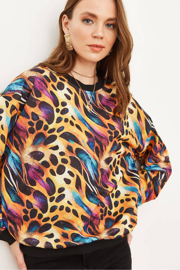 Kadın Renkli Leopar Basic Yumuşak Dokulu Salaş Sweatshirt SWT-19000457 - Renkli Leopar - 4
