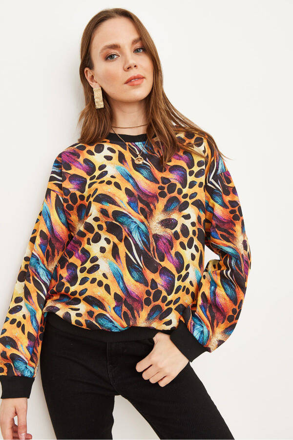 Kadın Renkli Leopar Basic Yumuşak Dokulu Salaş Sweatshirt SWT-19000457 - Renkli Leopar - 5