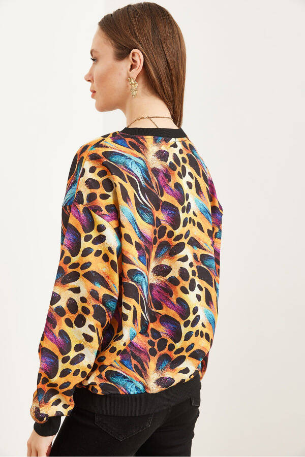 Kadın Renkli Leopar Basic Yumuşak Dokulu Salaş Sweatshirt SWT-19000457 - Renkli Leopar - 6