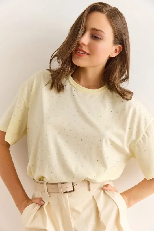 Damen-T-Shirt mit gelbem Aufdruck und Steindetail in regulärer Passform TSH-19000831 - Gelb - 1