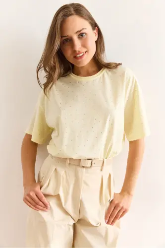Damen-T-Shirt mit gelbem Aufdruck und Steindetail in regulärer Passform TSH-19000831 - Gelb - 3