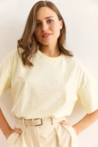 Damen-T-Shirt mit gelbem Aufdruck und Steindetail in regulärer Passform TSH-19000831 - Gelb - 4