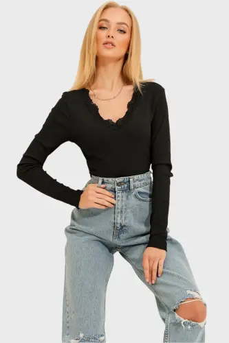 Kadın Siyah Arka Ön V Yaka Dantel Detaylı Bluz ALC-X11246-SİYAH - TREND ALAÇATI STILI (1)