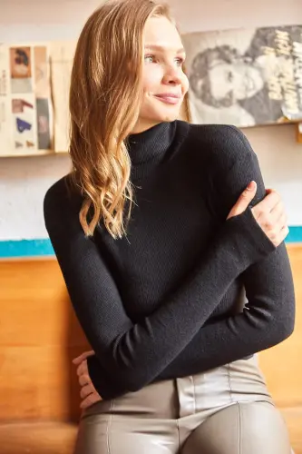 Kadın Siyah Balıkçı Yaka Parmak Detaylı Likralı Crop Bluz BLZ-19001644-Siyah - 1