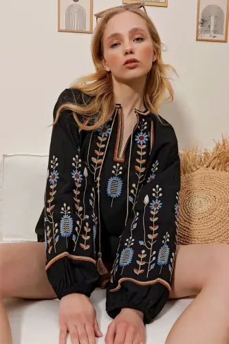 Kadın Siyah Bisiklet Yaka Önü Ve Kolları Nakışlı Keten Dokuma Bluz Alc-X10193 - 1